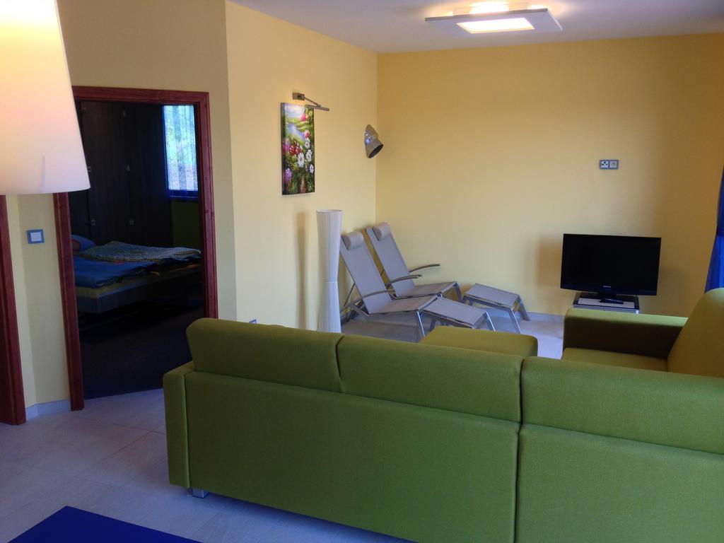 Lake View Apartments Near Golf Resort Kuneticka Hora, Dritec Pardubice Kamer foto